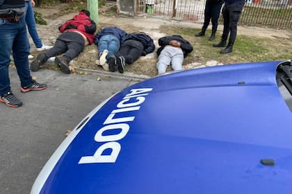 A finales de junio de este año, la policía bonaerense capturó a dos peruanos y dos argentinos, quienes cometían ilícitos en Villa Tesei disfrazados de agentes de la PFA