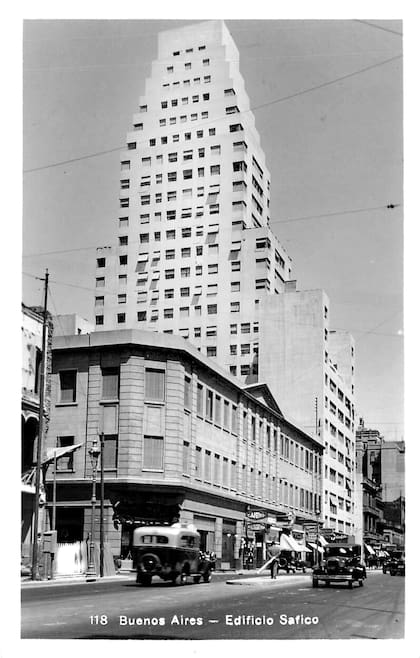A finales de la década del 30/40 la esquina suroeste fue ocupada la Ferretería Alemana. Detrás, el edificio Safico.