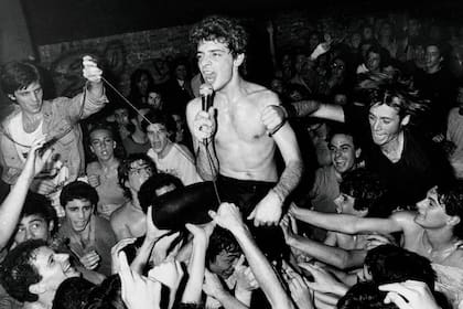 A finales de los 80, la banda crecía al ritmo del despliegue escénico de Juanse, más deudor de Iggy Pop que de Jagger.
