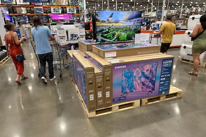 A finales del mes de agosto, varios productos de las tiendas de Costco tendrán grandes descuentos por la finalización de la temporada de verano (Foto AP/David Zalubowski)