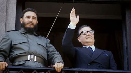 A fines de 1971, el lider cubano Fidel Castro visitó Chile por 3 semanas. En la foto, junto a Salvador Allende, con quien tenía una estrecha relación