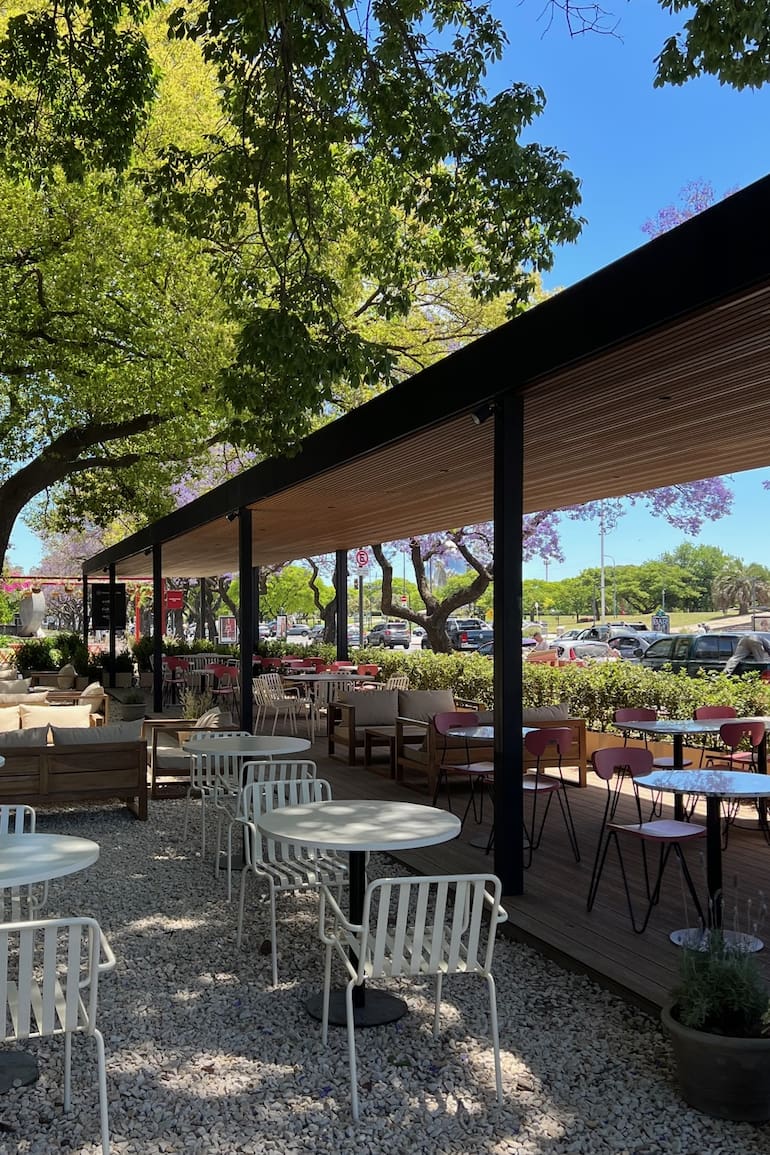 A fines de 2021 inauguró el renovado polo gastronómico frente a la Facultad de Derecho, que promete ser punto de encuentro a toda hora sobre la avenida Figueroa Alcorta.