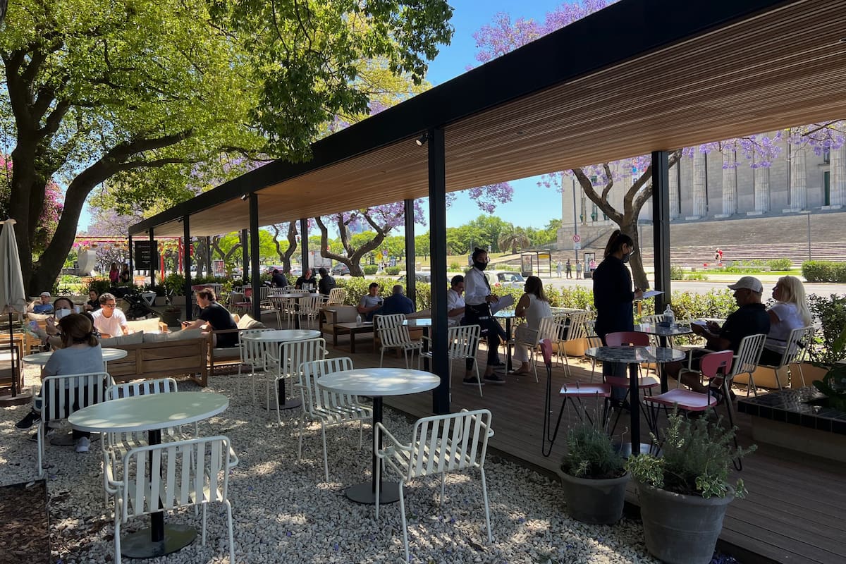 A fines de 2021 inauguró el renovado polo gastronómico frente a la Facultad de Derecho, que promete ser punto de encuentro a toda hora sobre la avenida Figueroa Alcorta.