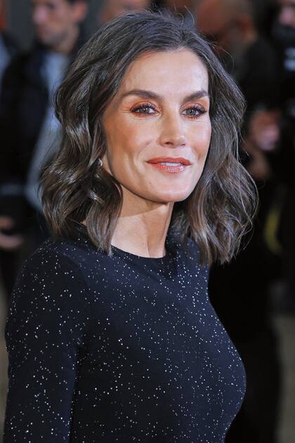 A fines de febrero, la reina Letizia sorprendió con su cambio de look: su larga melena abrió paso a un elegante long bob que rejuveneció su imagen.