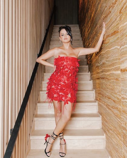 A fines de julio, para su cumpleaños, Selena se mostró sexy con un vestido Bottega Veneta para el recuerdo.