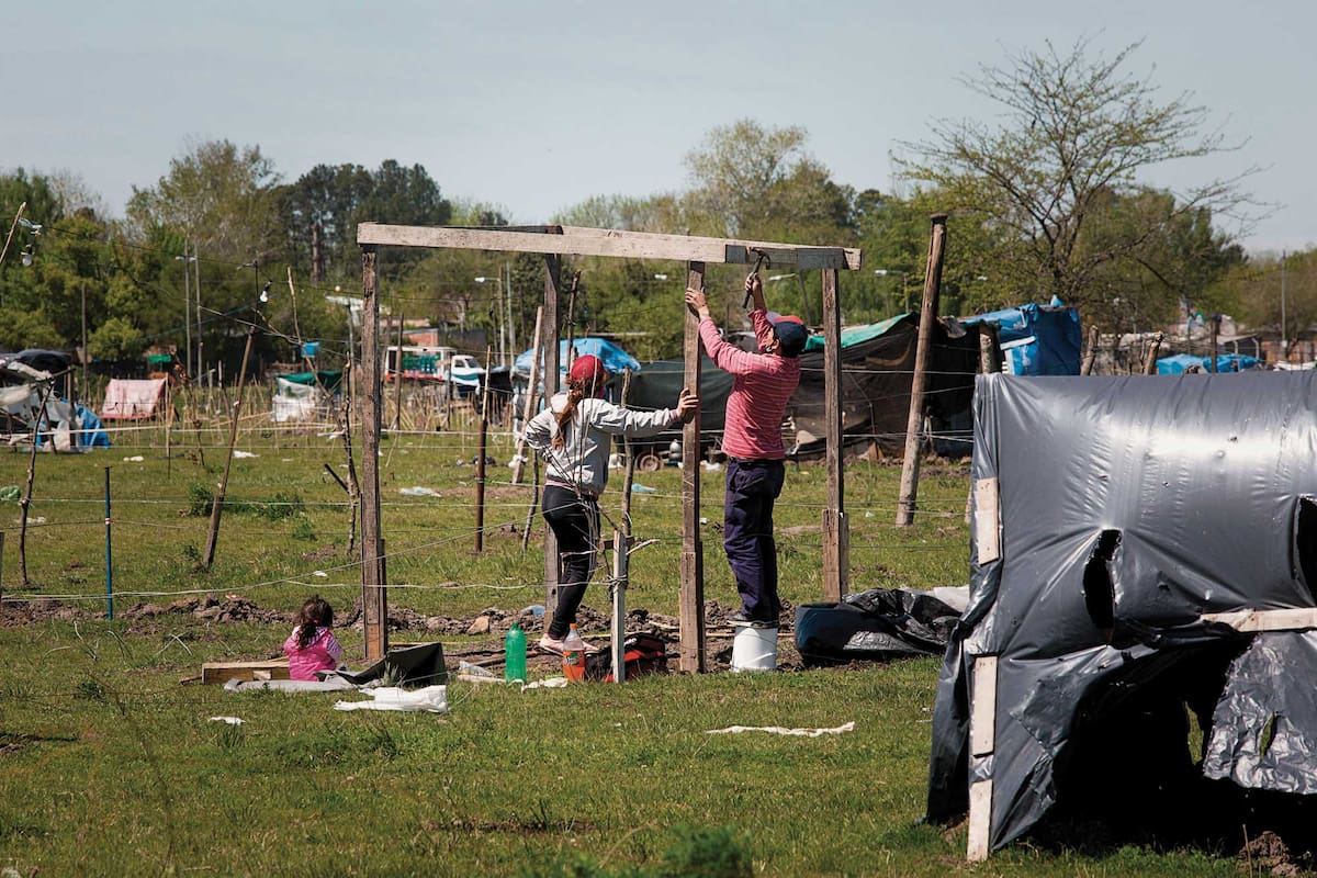 A fines de julio, unas 2.500 familias se asentaron en el predio de 100 hectáreas de Guernica. La nueva ola de ocupaciones vuelve a exponer una crisis habitacional de ya demasiadas décadas en la Argentina