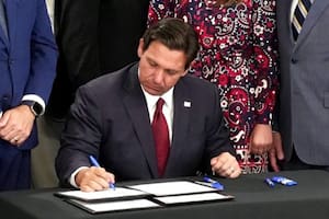 A fines de junio, Ron DeSantis firmó la ley SB 1600