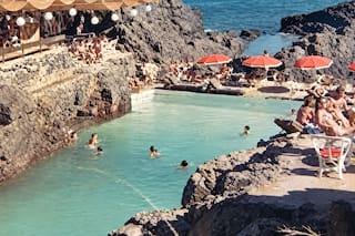 Un balneario entre las rocas y un boliche en una cueva, el mítico proyecto de Punta Ballena que marcó época