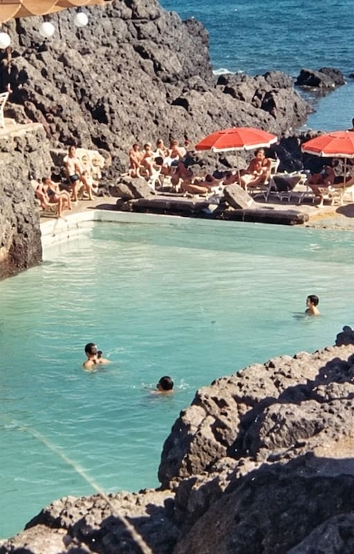 A fines de los 60 Samuel Flores vislumbró un balneario que aprovechara la naturaleza y así creó Las Grutas, en Punta Ballena (Foto mejorada con IA: captura de YouTube)