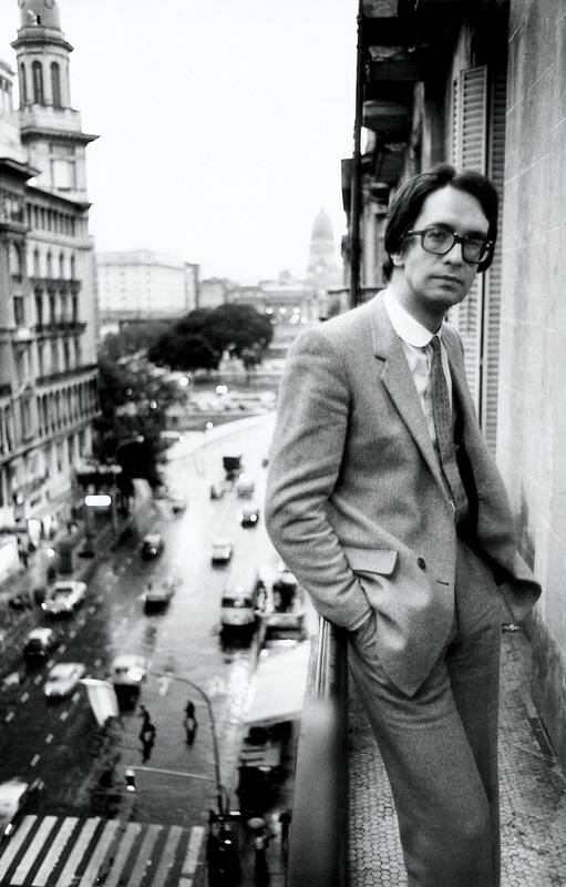 Javier Martínez con el Congreso de fondo, muy cerquita de la "Avenida Rivadavia" a la que le regaló una de sus canciones más recordadas
