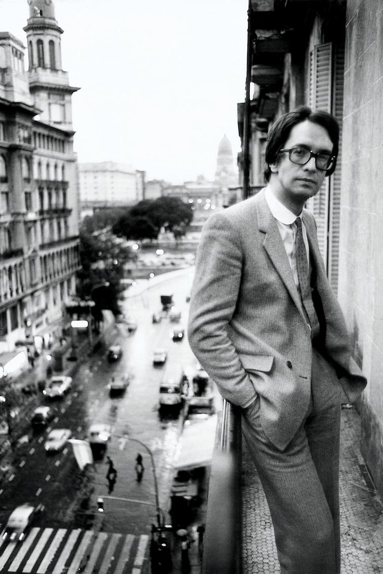 Javier Martínez con el Congreso de fondo, muy cerquita de la "Avenida Rivadavia" a la que le regaló una de sus canciones más recordadas