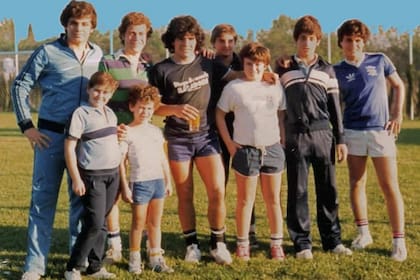 "A fines de los 70/80 una quinta abandonada cerca de lo de mi tía fue comprada por la familia Maradona y la pusieron a nuevo, incluida una increíble cancha de fútbol con arcos profesionales y una tremenda iluminación. Cuando la terminaron, se dieron cuenta de que tenían todo, pero le faltaban jugadores. Así fue que un día se acercó Don Diego al alambrado y nos preguntó si alguno quería ir a jugar a la pelota con ellos..."