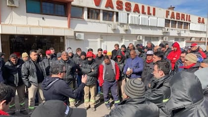 A fines de marzo pasado, los empleados recibieron una comunicación interna en la que la empresa confirmó el vencimiento del convenio del sector, anticipando la continuidad del esquema de cuatro horas de trabajo por turno desde el 1º de abril