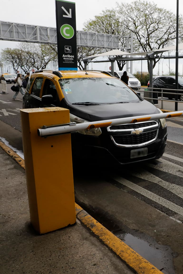 A Fondo sobre la situación entre taxistas y choferes de aplicaciones, a raíz del enfrentamiento que ocurrió el otro día en la puerta del aeropuerto.