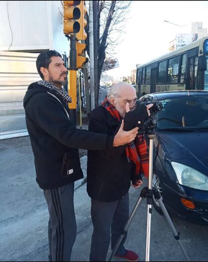 A Fredy le diagnosticaron ELA en 2022. “No puedo usar los brazos, muevo solo un dedo de la mano izquierda, pero tengo mucho ánimo, siempre fui fotógrafo profesional y sigo sacando fotos. Mi hijo pone el trípode, la cámara, yo miro el ángulo, corrijo si hace falta y él me ayuda con su dedo, empuja mi mano con el disparador: así puedo hacer fotos”, cuenta.