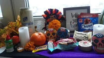 A Georgina le tocó recurrir a productos rusos para elaborar su pequeño altar de muertos en su residencia estudiantil en Moscú