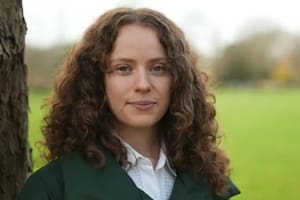 A Holly le diagnosticaron cáncer de intestino cuando tenía 23 años