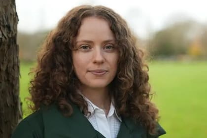 A Holly le diagnosticaron cáncer de intestino cuando tenía 23 años