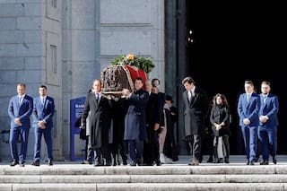 A hombros y con palma floral, Franco fue retirado del Valle de los Caídos