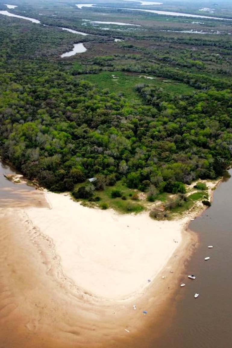 A Isla Cambacuá, con una frondosa flora autóctona, se llega en catamarán desde Concepción del Uruguay