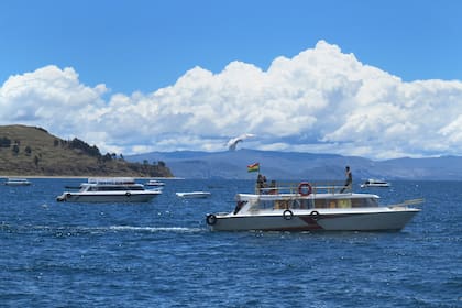 A Isla del Sol se llega en lanchas colectivas, a través del lago Titicaca, que salen de la ciudad de Copacabana