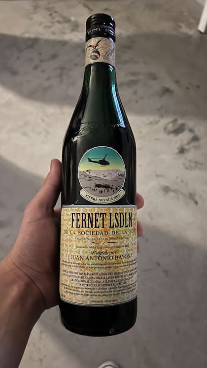 A J. A. Bayona, director de la película, le gustó tanto el fernet que le hicieron una botella especial.