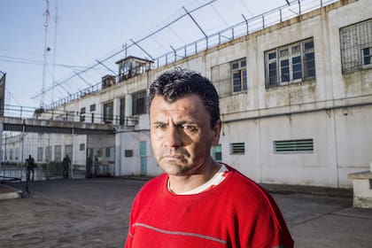A Javier “La Hiena” Quiroga lo condenaron a cadena perpetua por el cuádruple crimen de La Plata. A pesar de las pruebas contundentes en su contra, sostiene que es inocente. Después de dos años de silencio, volvió a dar una entrevista.