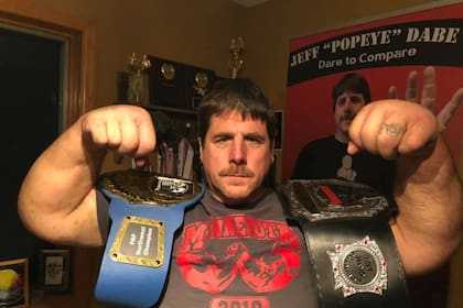 A Jeff Dabe lo apodaron "Popeye", por sus antebrazos y manos enormes.