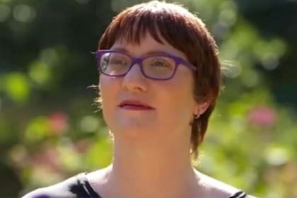 A Jeni Haynes se le permitió que seis de sus personalidades testificaran contra su padre
