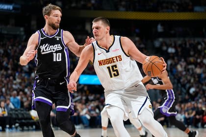 A Jokic lo marca el lituano Domantas Sabonis, de Sacramento Kings, otro de los extranjeros que se destacan en la NBA.