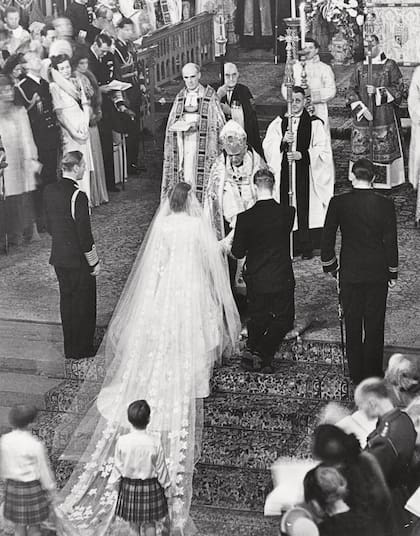 A Jorge VI le costó creer que su hija se hubiera enamorado del primer hombre que conoció, pero a su debido tiempo dio su consentimiento con mucho gusto
