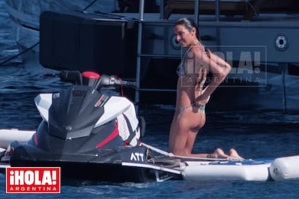 A Juana le encanta el mar y la vida a bordo. Durante su descanso, se divirtió con los “juguetes de agua” que hay en el superyacht. Después de unas semanas de corridas, que incluyeron adelantar varios programas de La noche de Mirtha y Almorzando con Mirtha Legrand, la actriz y conductora disfruta del dolce far niente bajo el sol. En París, donde su hija estudiará Artes Visuales en una reconocida universidad, las espera su mamá.