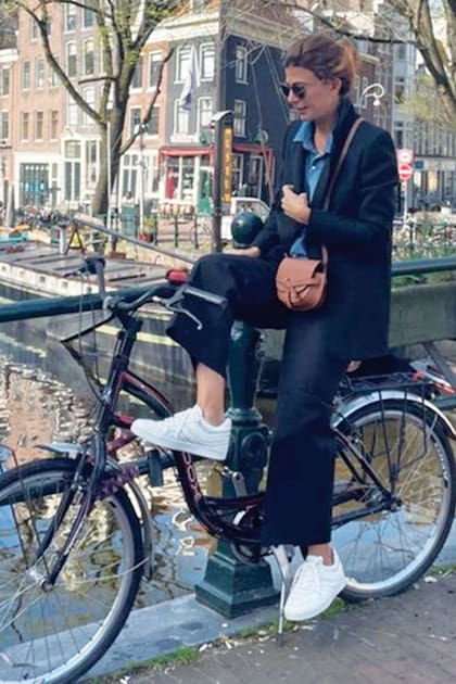 A Juliana Awada le encanta andar en bicicleta (suele hacerlo en su refugio patagónico y en sus viajes).