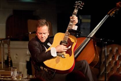 A Kiefer Sutherland le apasionan las guitarras (tenía cien y finalmente se quedó con veinte), a tal punto que Gibson creó un modelo inspirado en él.