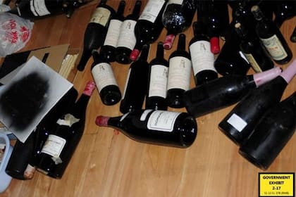 Fotos de botellas incautadas en el domicilio de Rudy, en California
