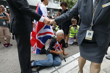 A la abuela Wong le impiden entrar a un edificio dl Consejo Legislativo