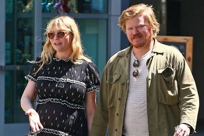 A la actriz se la pudo ver de paseo con su pareja, el actor Jesse Plemons