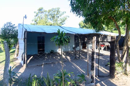A la casa de Loan se acercan familiares, amigos y curiosos