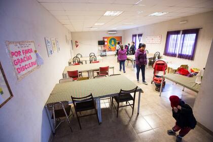Ubicada en Los Piletones, esta casa de medio camino alberga a mujeres con sus hijos e hijas que llegan de distintos puntos de la Ciudad huyendo de parejas violentas; muchas, deciden quedarse en el barrio por la red que generaron los propios vecinos