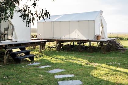 A la casa y a las dos cabañas se suman dos carpas como la alternativa más osada de alojamiento.