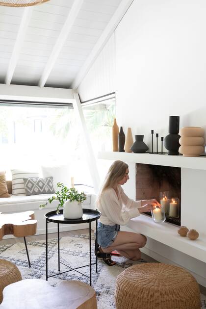 A la chimenea original, Daniela (arr.) le sumó estantes para pocos objetos decorativos, como las piezas de cerámica de Blau.
