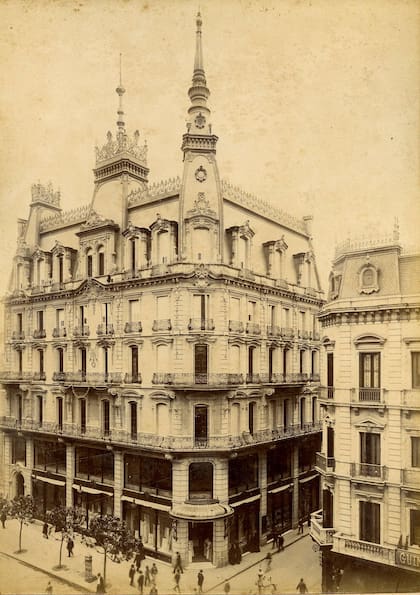 A la ciudad de Londres. En la esquina sudeste de Perú y Av. de Mayo. En 1910 sufrió un gran incendio.