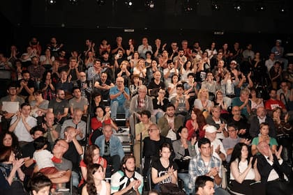 A la conferencia, realizada en Timbre 4, asistieron conocidas figuras de la escena