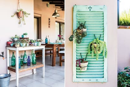 A la derecha, celosía de madera pintada y convertida en soporte de macetas