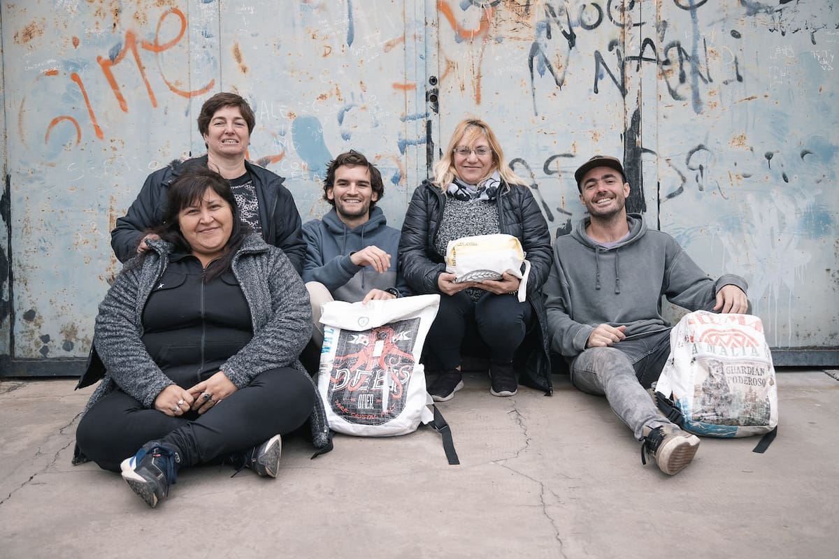 A la derecha, con gorra, Santiago Harriague, fundador de Kaiapuni, con parte de su equipo de trabajo