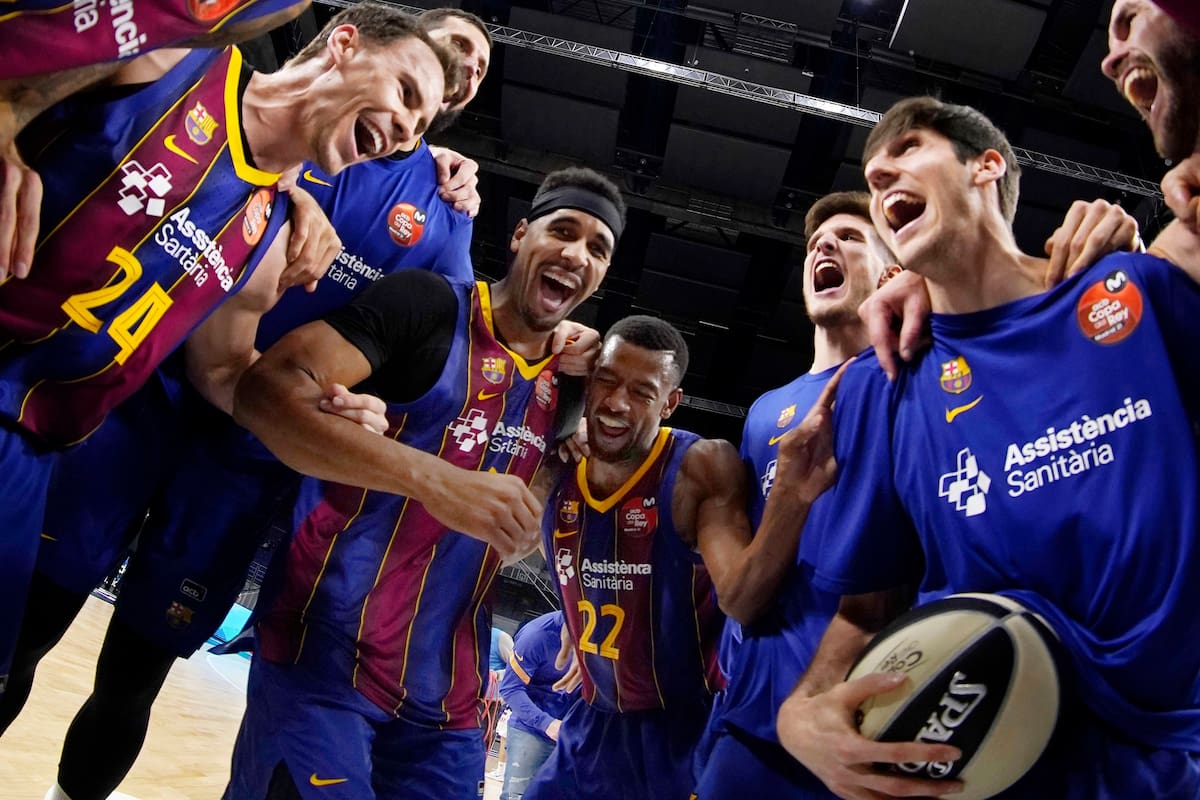 A la derecha, con la pelota, Leandro Bolmaro se dio el gusto y tuvo su primer festejo con Barcelona en España: campeón de la Copa del Rey