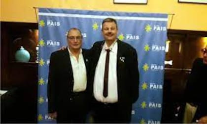 A la derecha, de corbata, Oscar Héctor Alva, apoderado del partido PAIS, la fuerza que presentó la medida en la Corte contra la reelección de los intendentes