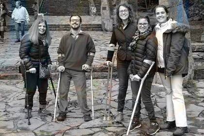 A la derecha de la foto, Agustina junto a sus amigos y creadores de "Nuestro Pie Izquierdo".