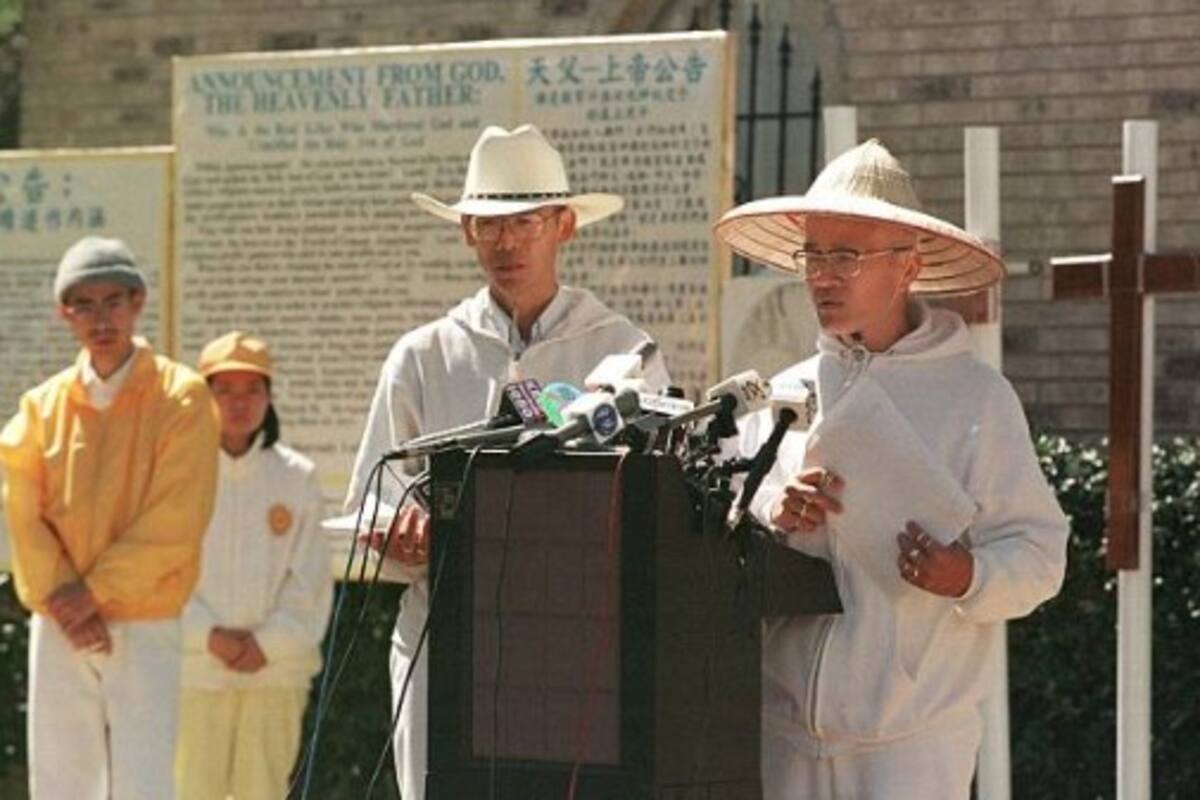 A la derecha de la foto, el líder Chen, en una conferencia de prensa el 31 de marzo de 1998 (Getty Images)