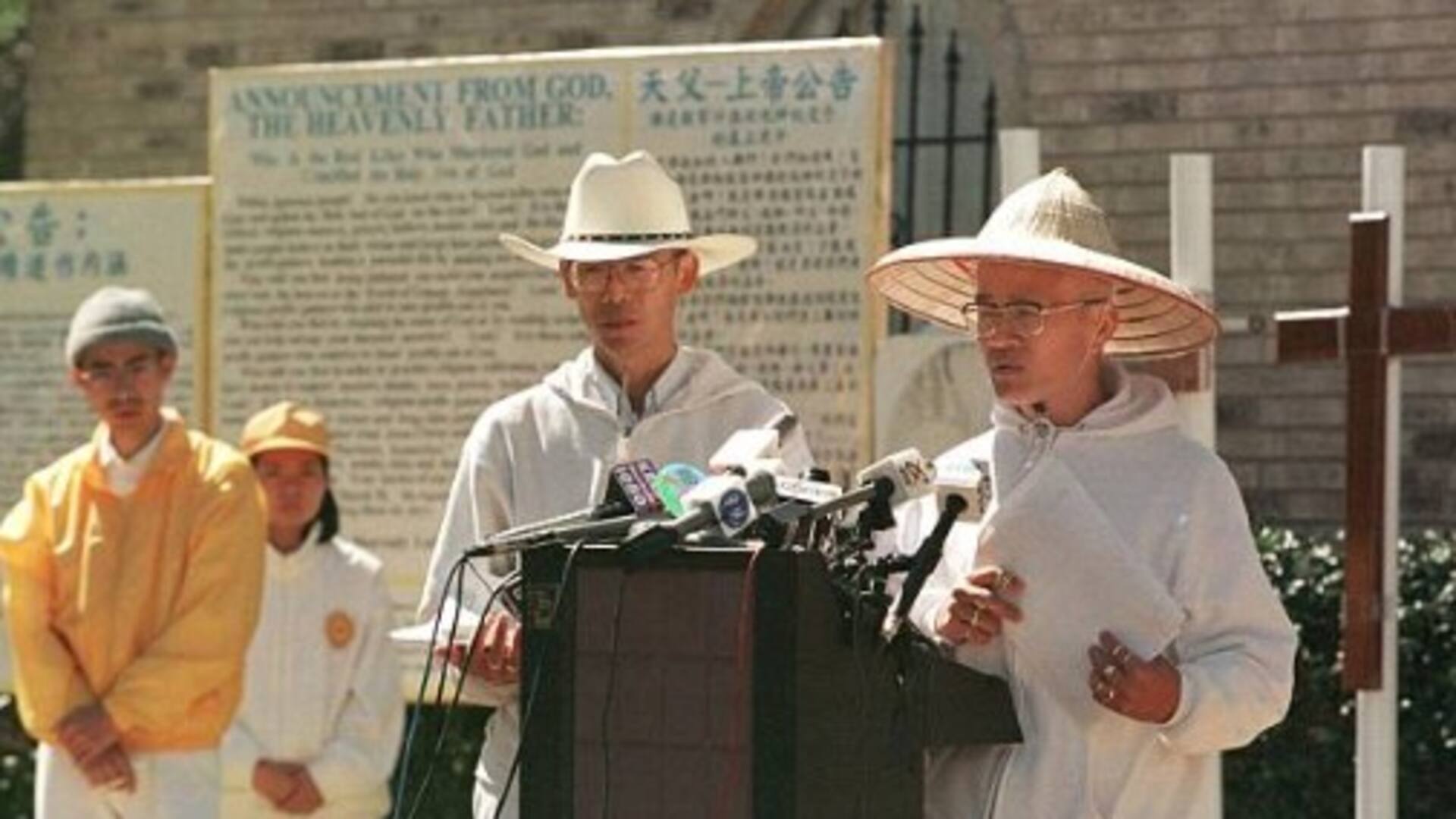 A la derecha de la foto, el líder Chen, en una conferencia de prensa el 31 de marzo de 1998 (Getty Images)